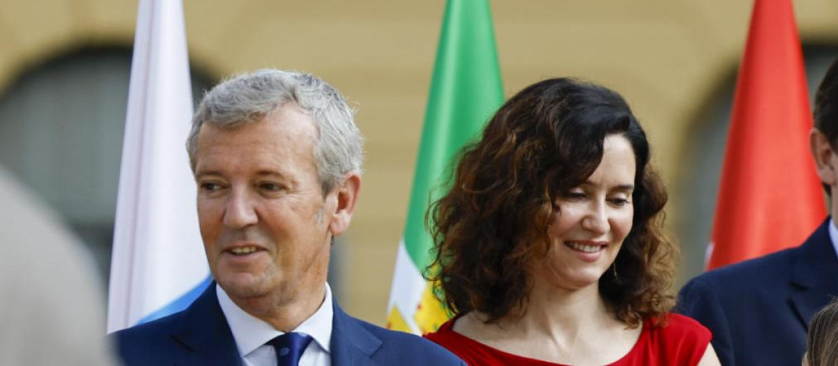 Los presidentes de la Xunta, Alfonso Rueda, Comunidad de Madrid, Isabel Díaz Ayuso, Castilla y León, Alfonso Fernández Mañueco y Melilla, Juan José Imbroda (i a d), a su llegada a la XXVIII Conferencia de Presidentes que se celebra este viernes en el Palau de Pedralbes, en Barcelona. EFE/ Alberto Estevez