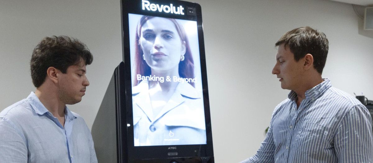 GRAFCAT9050. BARCELONA, 03/06/2025.- El banco digital Revolut dará el paso al dinero en efectivo mediante el despliegue de sus primeros 50 cajeros automáticos físicos a nivel mundial en las ciudades de Barcelona y Madrid, con la previsión de alcanzar las 200 máquinas en ciudades de toda España en 2026 y extenderse después por Europa. EFE/Marta Pérez