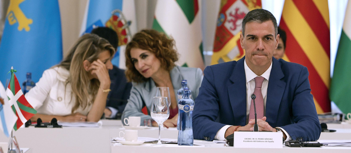 Las vicepresidentas Montero y Díaz cuchichean en presencia de Sánchez