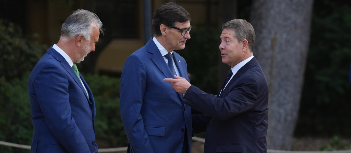 El ministro de Política Territorial, Ángel Víctor Torres; el presidente de la Generalitat de Cataluña, Salvador Illa y el presidente de Castilla-La Mancha, Emiliano García-Page, a su llegada a la XXVIII Conferencia de Presidentes, en Palau de Pedralbes de Barcelona, a 6 de junio de 2025, en Barcelona, Catalunya (España). Durante la conferencia se abordarán los 16 puntos de la agenda, ampliada tras la inclusión de las demandas de las Comunidades Autónomas, que contemplan entre otros asuntos la reforma de la financiación autonómica, el control de fronteras, la política migratoria, el acceso a la vivienda, la situación energética y la reforma del Poder Judicial. Por primera vez, los presidentes autonómicos pueden intervenir en las lenguas cooficiales de sus territorios con traducción simultánea.

David Zorrakino / Europa Press
06 JUNIO 2025;PRESIDENTES;CONFERENCIA
06/6/2025
