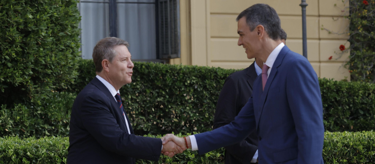 El presidente del Gobierno, Pedro Sánchez, y el presidente de la Junta de Castilla-La Mancha, Emiliano García-Page