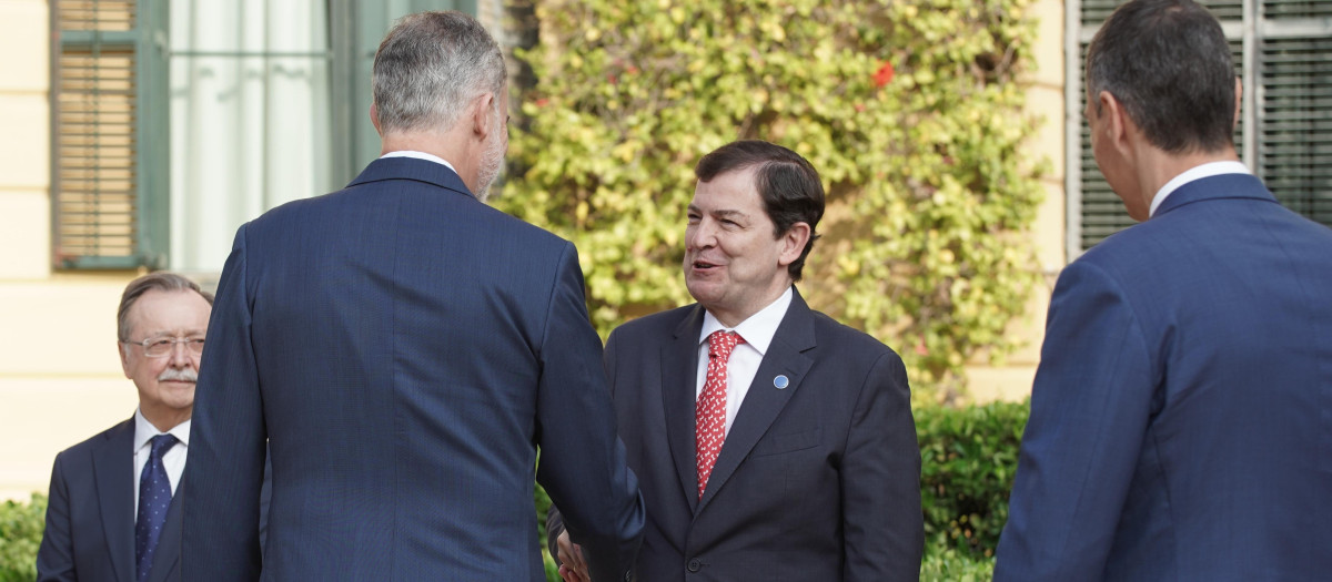 Mañueco saluda al rey, este viernes, en Barcelona