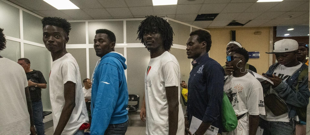 Varios inmigrantes salen de un centro de Ceuta hacia la península