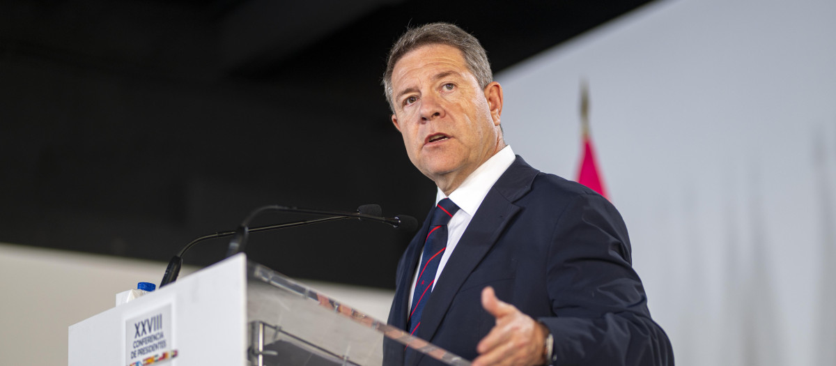 El presidente de la Junta de Castilla-La Mancha, Emiliano García-Page, ofrece una rueda de prensa posterior a la reunión de la XXVIII Conferencia de Presidentes, en Palau de Pedralbes de Barcelona, a 6 de junio de 2025, en Barcelona, Catalunya (España). Durante la conferencia se abordarán los 16 puntos de la agenda, ampliada tras la inclusión de las demandas de las Comunidades Autónomas, que contemplan entre otros asuntos la reforma de la financiación autonómica, el control de fronteras, la política migratoria, el acceso a la vivienda, la situación energética y la reforma del Poder Judicial. Por primera vez, los presidentes autonómicos pueden intervenir en las lenguas cooficiales de sus territorios con traducción simultánea.

Lorena Sopêna / Europa Press
06 JUNIO 2025;CONFERENCIA;PRESIDENTES;REUNIÓN;ENCUENTRO;POLÍTICA
06/6/2025