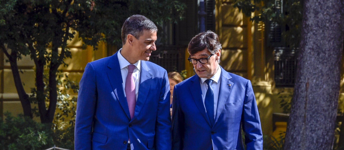 El presidente del Gobierno, Pedro Sánchez, y su homólogo catalán, Salvador Illa, en la Conferencia de Presidentes