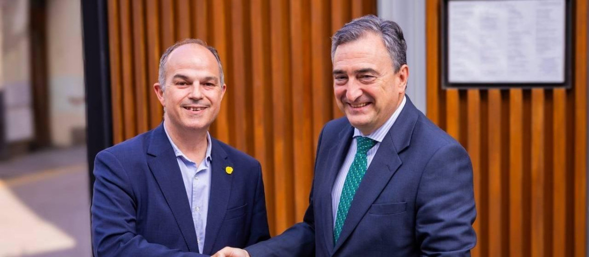 El secretario general de Junts, Jordi Turull, y el presidente del EEB del PNV, Aitor Esteban
REMITIDA / HANDOUT por JUNTS PER CATALUNYA
Fotografía remitida a medios de comunicación exclusivamente para ilustrar la noticia a la que hace referencia la imagen, y citando la procedencia de la imagen en la firma
06/6/2025