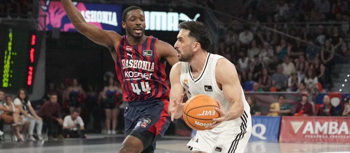 El base del Real Madrid Facundo Campazzo junto a Kamar Baldwin, del Baskonia, durante el segundo partido del playoff de cuartos de final de la Liga Endesa de baloncesto