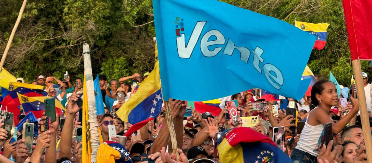 Una bandera del partido Vente Venezuela, fundado por María Corina Machado
