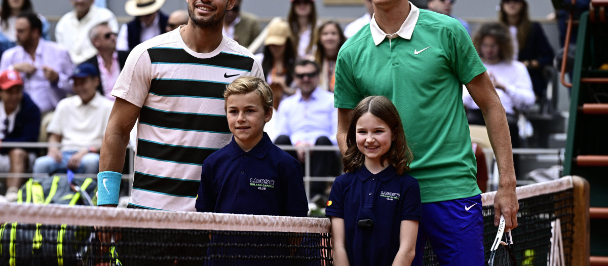 Jannik Sinner y Carlos Alcaraz posan en la foto previa al inicio de la final