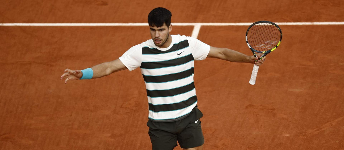 Carlos Alcaraz celebra un punto en la final de Roland Garros