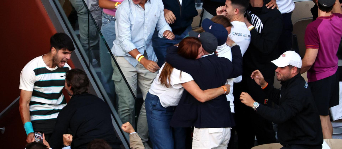 Carlos Alcaraz festeja el título de Roland Garros