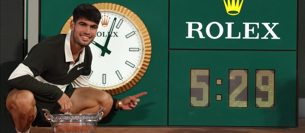Carlos Alcaraz con el título de Roland Garros