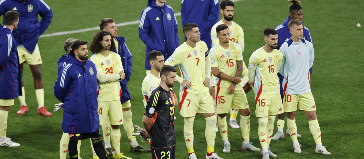 Los jugadores de la selección española, cabizbajos tras perder la final de la Nations League