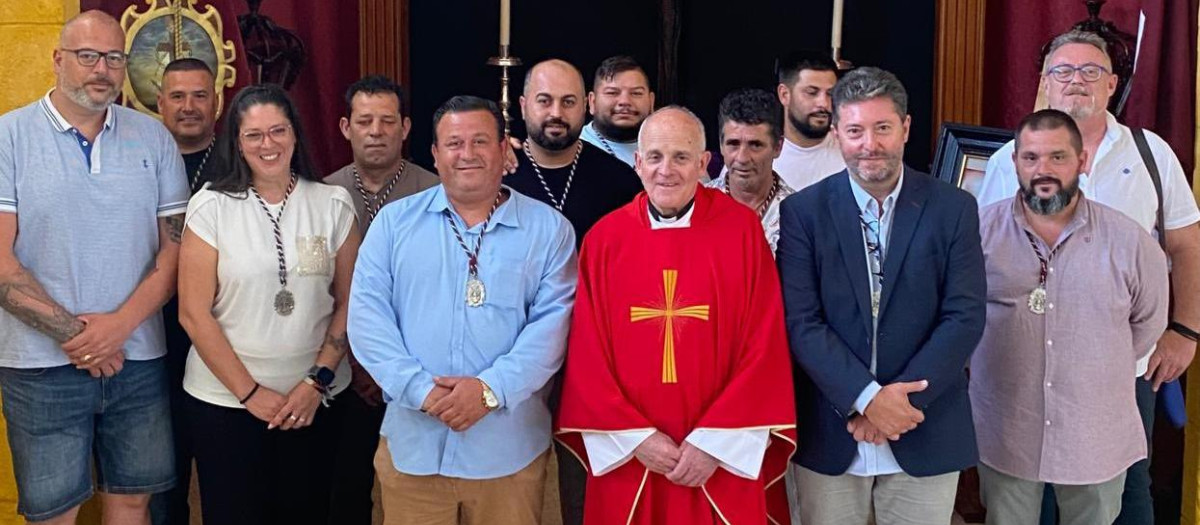 Raúl Torres, a la derecha del consiliario, junto a otros miembros de la cofradía