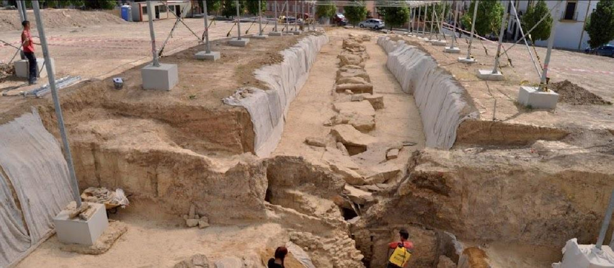 Excavaciones arqueológicas en el dolmen de Montelirio (archivo)