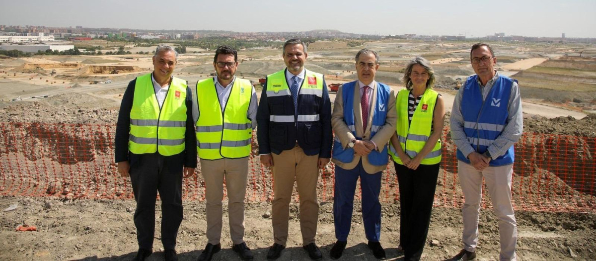 El consejero de Vivienda, Transportes e Infraestructuras, Jorge Rodrigo Domínguez visita la construcción junto con el Presidente de Valdecarros, Luis Roca de Togores