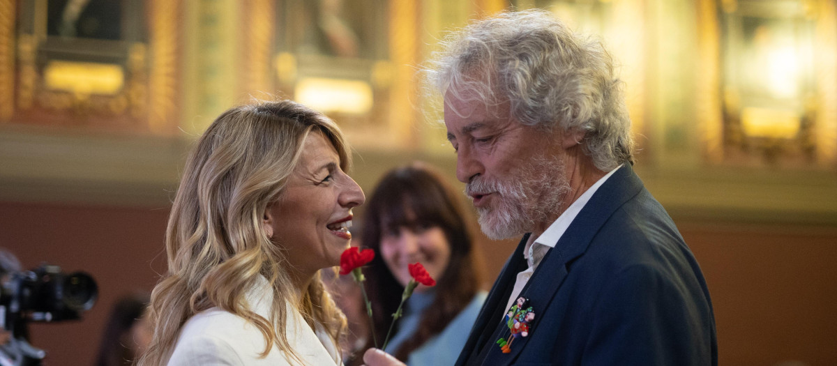 Manuel Rivas con la vicepresidenta  Yolanda Díaz en la entrega del Premio CEDRO 2025