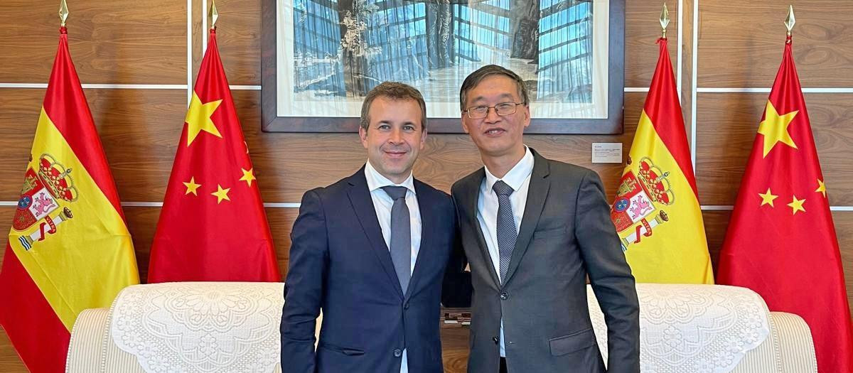 Imagen del alcalde de Jaén, Julio Millán, y el embajador de China en España, Yao Jing.
REMITIDA / HANDOUT por AYUNTAMIENTO DE JAÉN
Fotografía remitida a medios de comunicación exclusivamente para ilustrar la noticia a la que hace referencia la imagen, y citando la procedencia de la imagen en la firma
11/5/2025