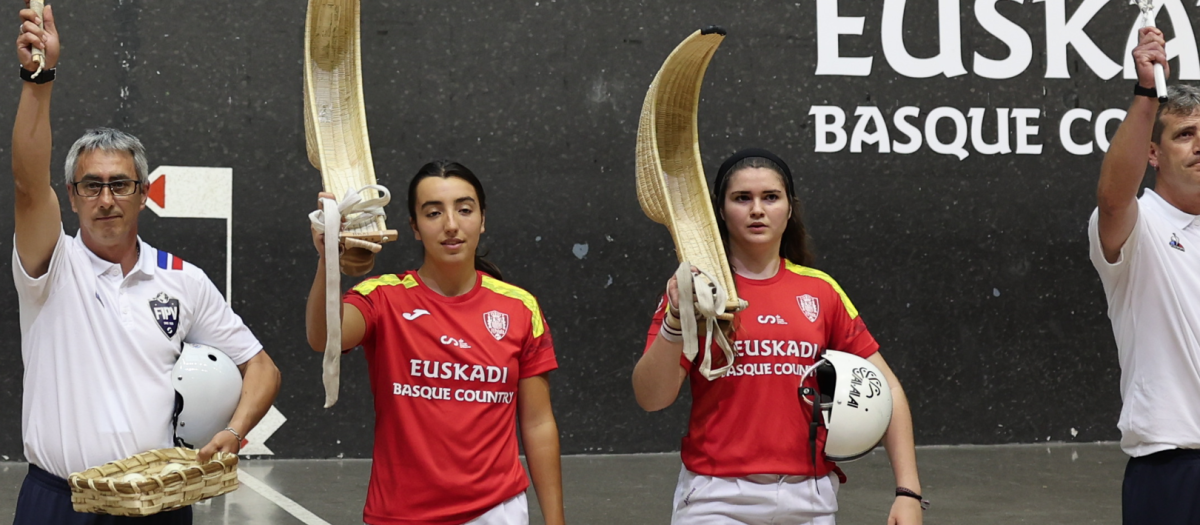 Las jugadoras de la selección española de pelota, Arai Lejardi y Erika Mugartegui, en el centro de la imagen