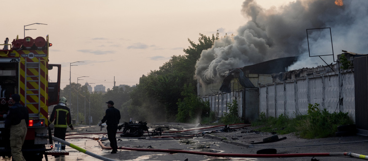 Los bomberos actuando en Kiev tras los ataques