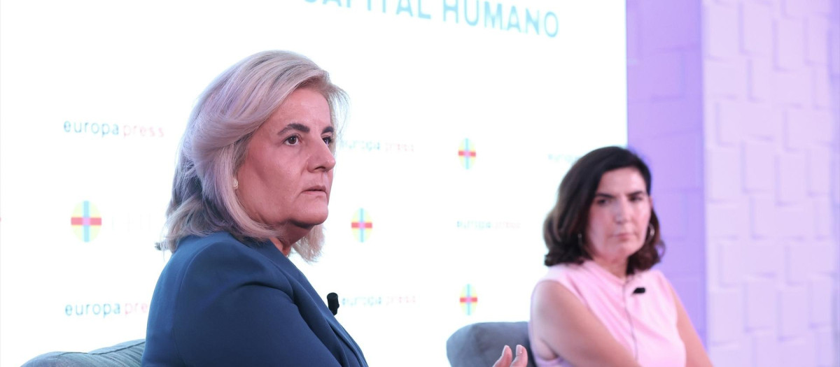 Fátima Báñez y Rocío Blanco, durante el encuentro.