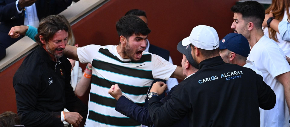 Carlos Alcaraz celebra Roland Garros con Juan Carlos Ferrero y el resto de su equipo