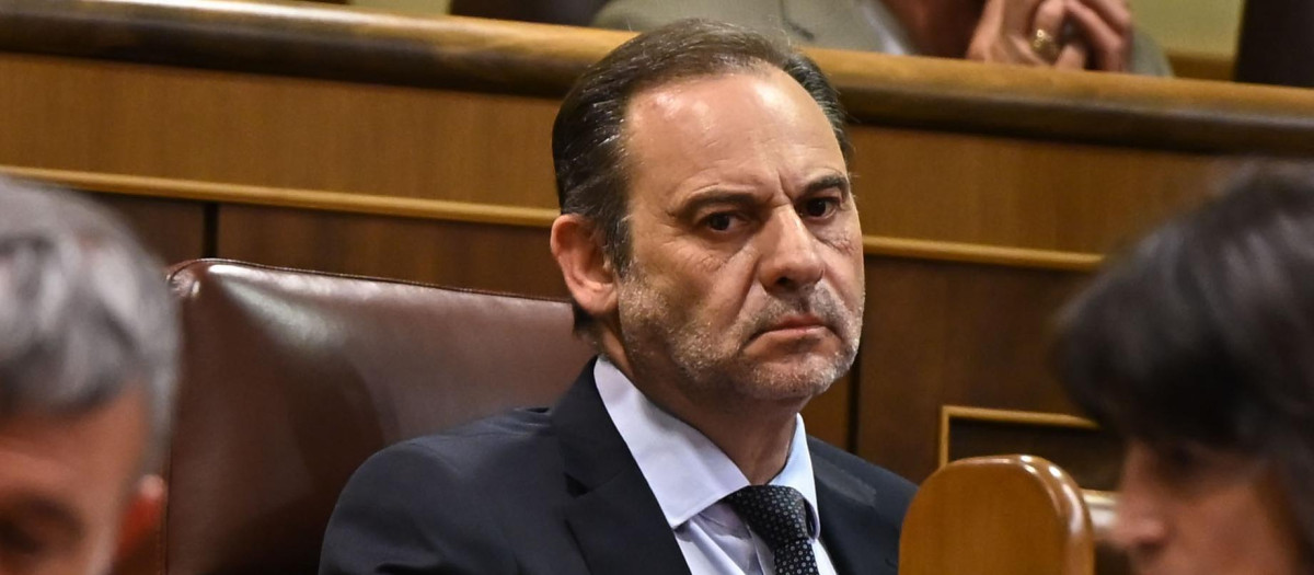 El diputado José Luis Ábalos en la bancada del Grupo Mixto en el Congreso