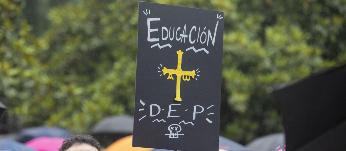 Un cartel de protesta durante una manifestación organizada por los sindicatos de enseñanza en Oviedo