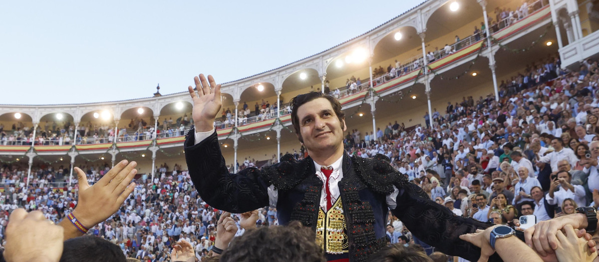El diestro Morante de la Puebla sale a hombros de Las Ventas tras la Corrida de la Beneficencia