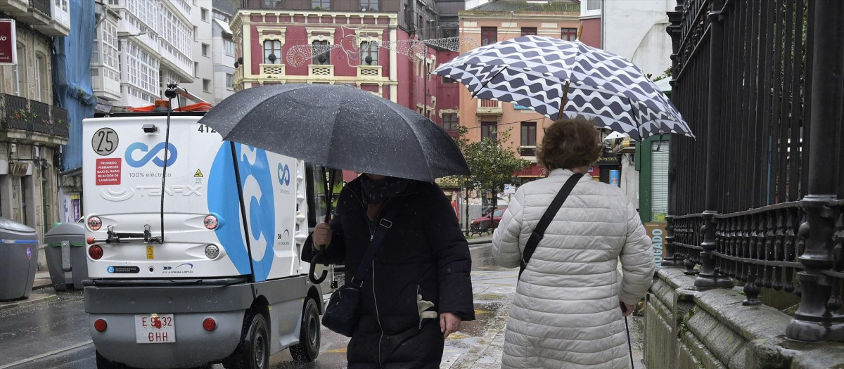 Dos personas bajo la lluvia en La Coruña