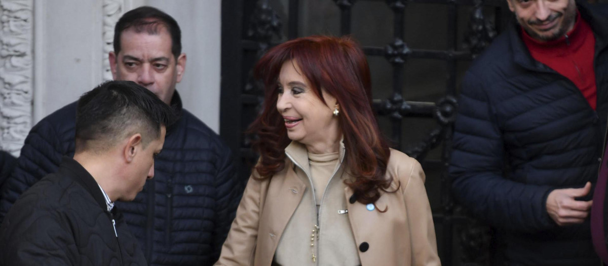 La expresidenta de Argentina Cristina Fernández saluda a simpatizantes este martes