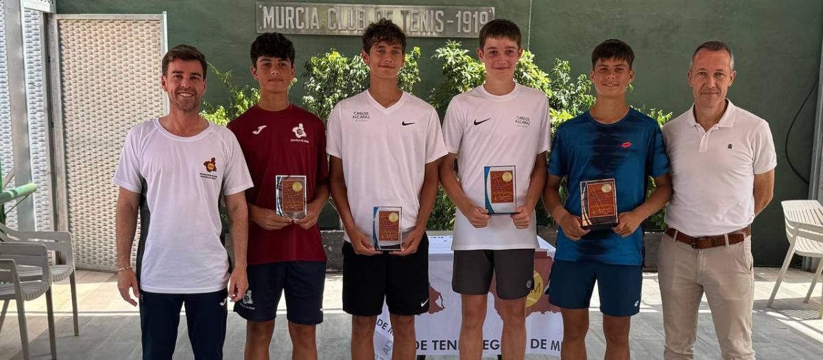 Jaime Alcaraz, de azul, con el resto de campeones de Murcia