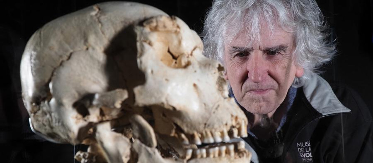 El director científico de Atapuerca, Juan Luis Arsuaga, posa con un cráneo humano
