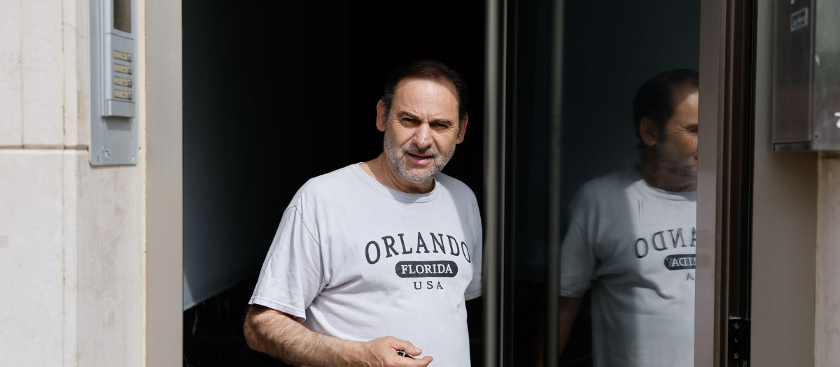 VALENCIA, 10/06/2025.- El exministro José Luis Ábalos realiza declaraciones a los medios de comunicación este martes, tras el registro por agentes de la Unidad Central Operativa (UCO) de la Guardia Civil de su vivienda en València, en el marco de la investigación abierta contra él en el Tribunal Supremo por el denominado caso Koldo.- EFE/ Ana Escobar