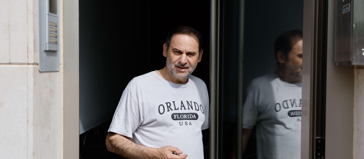 VALENCIA, 10/06/2025.- El exministro José Luis Ábalos realiza declaraciones a los medios de comunicación este martes, tras el registro por agentes de la Unidad Central Operativa (UCO) de la Guardia Civil de su vivienda en València, en el marco de la investigación abierta contra él en el Tribunal Supremo por el denominado caso Koldo.- EFE/ Ana Escobar