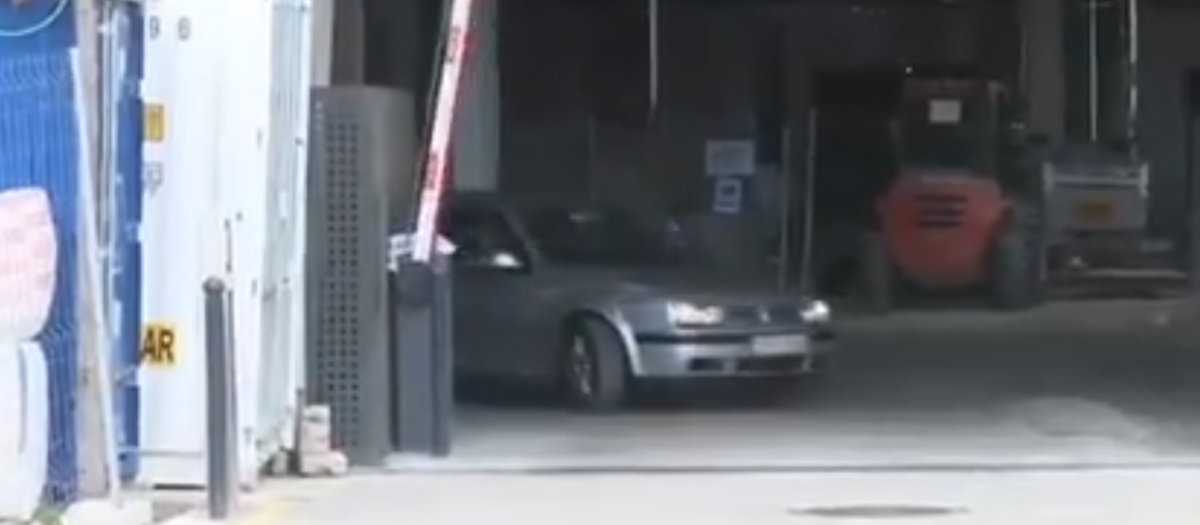 El padre de Lamine Yamal a la salida de un parking de Barcelona
