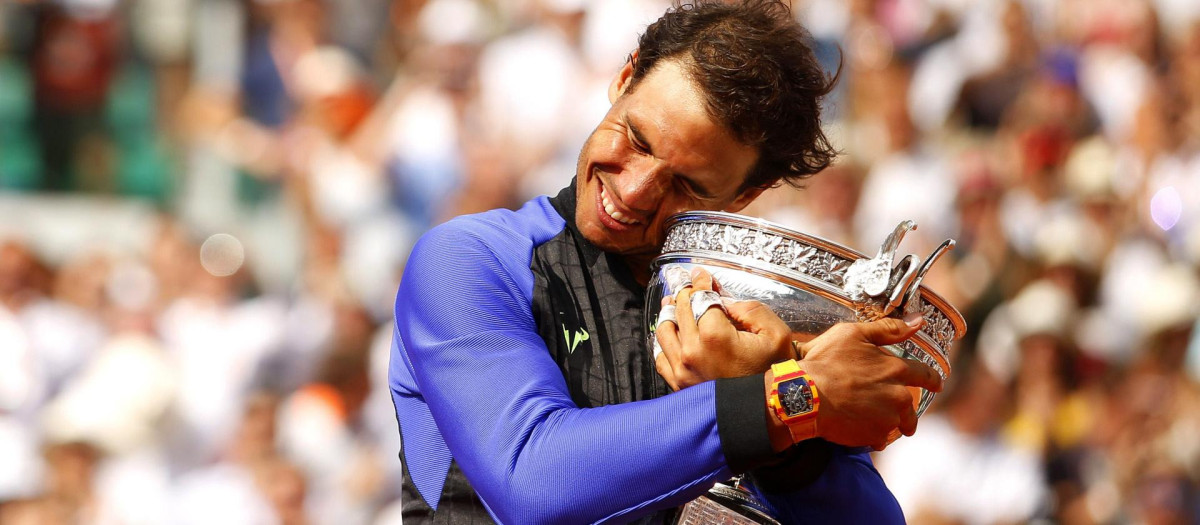 Rafa Nadal con la Copa de los Mosqueteros ganada en 2017