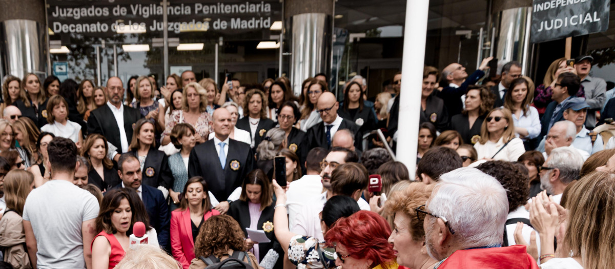 Jueces y fiscales, durante un paro de diez minutos de asociaciones de jueces y fiscales, frente a los Juzgados de Plaza de Castilla, a 11 de junio de 2025, en Madrid (España). Jueces y fiscales de todas las asociaciones, menos las progresistas, han convocado un paro simbólico de diez minutos para expresar su rechazo a dos de los proyectos de ley anunciados recientemente por el Gobierno: el que pretende modificar el acceso a ambas carreras y el que busca reformar la Fiscalía de cara a dejar las investigaciones penales en manos de los fiscales.
Carlos Luján / Europa Press
11/6/2025