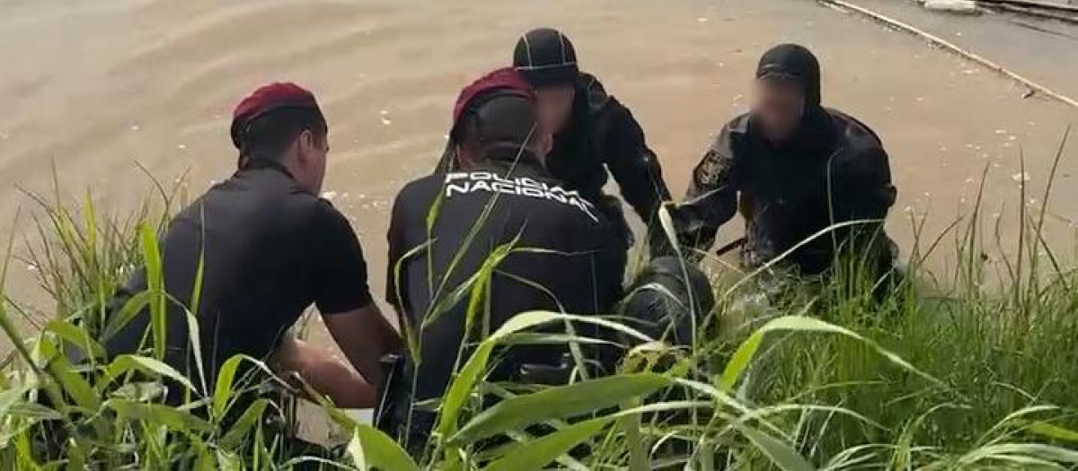 Los agentes sacan del Turia el cuerpo de un joven sin vida.