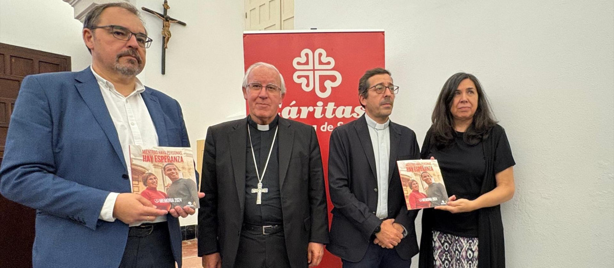 El director de Cáritas Diocesana de Sevilla, el arzobispo y el delegado episcopal de Cáritas, en la presentación de la Memoria 2024 de la entidad eclesiástica.
REMITIDA / HANDOUT por ARZOBISPADO DE SEVILLA
Fotografía remitida a medios de comunicación exclusivamente para ilustrar la noticia a la que hace referencia la imagen, y citando la procedencia de la imagen en la firma
11/6/2025