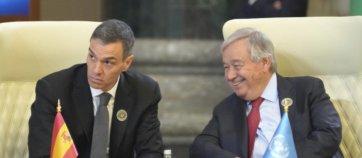 El presidente del Gobierno, Pedro Sánchez junto al secretario general de la ONU Antonio Guterres en la XXXIV cumbre de la Liga Árabe en Bagdad, el pasado mes de mayo