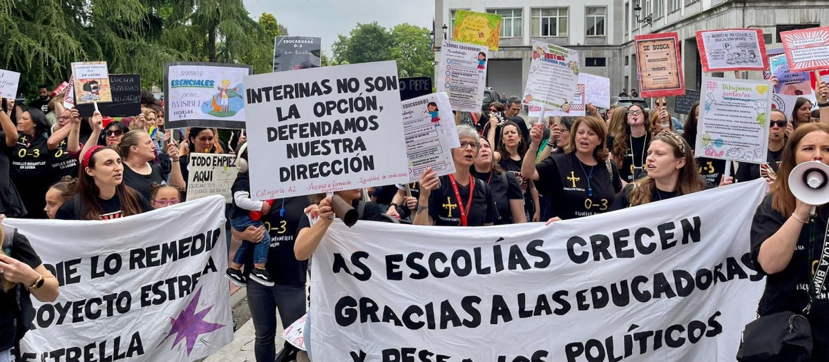 Educadoras de escuelas infantiles concentradas frente a la Consejería de Educación