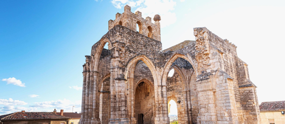 Las ruinas de la iglesia de Santa Eulalia, en Palenzuela, Palencia