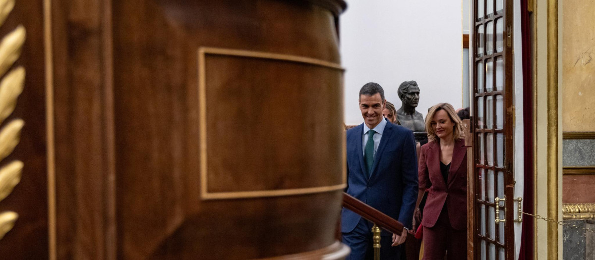 Sánchez despacha 30 días de escándalos en cadena en 10 segundos y vuelve al  búnker hasta julio