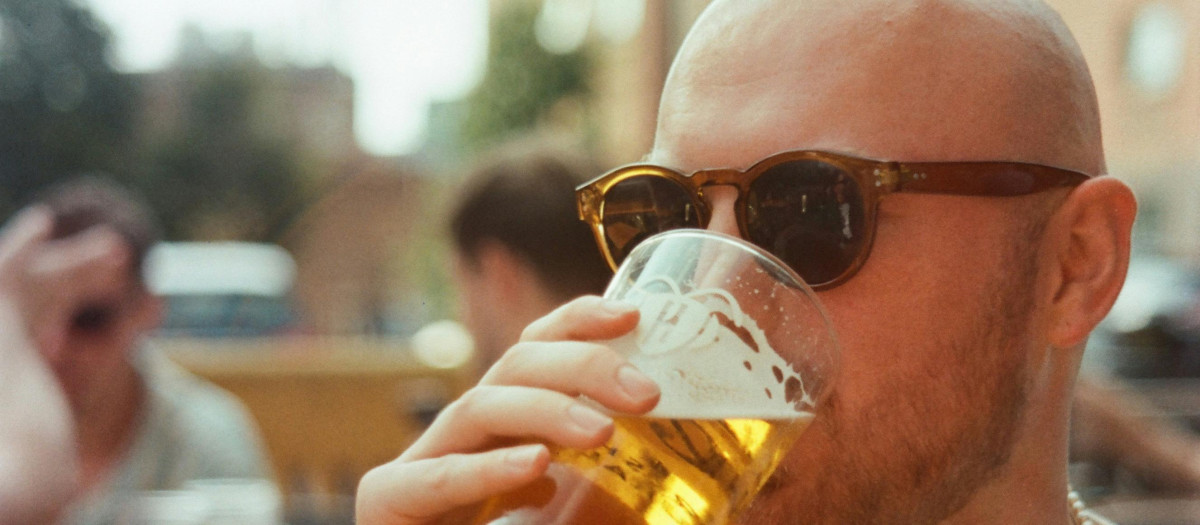 Un hombre se toma una cerveza