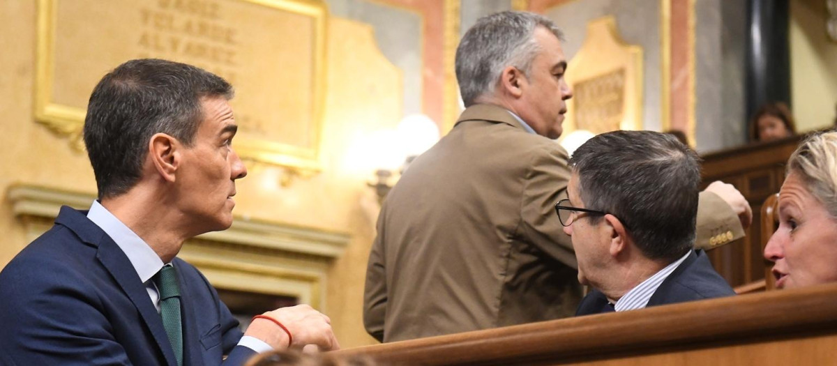 Pedro Sánchez y Santos Cerdán en una sesión plenaria del Congreso de los Diputados