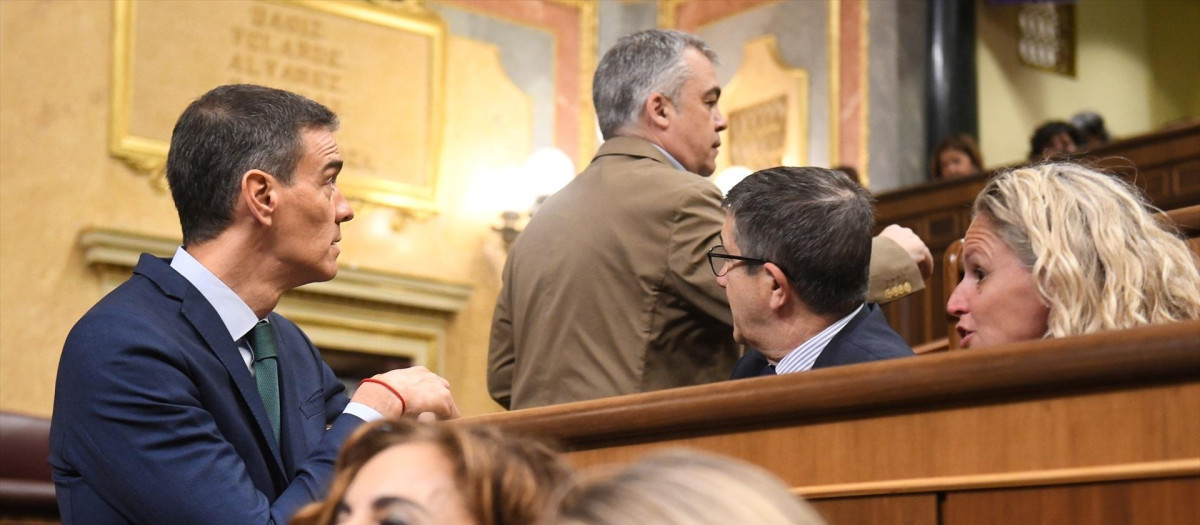 Pedro Sánchez y Santos Cerdán en una sesión plenaria del Congreso de los Diputados