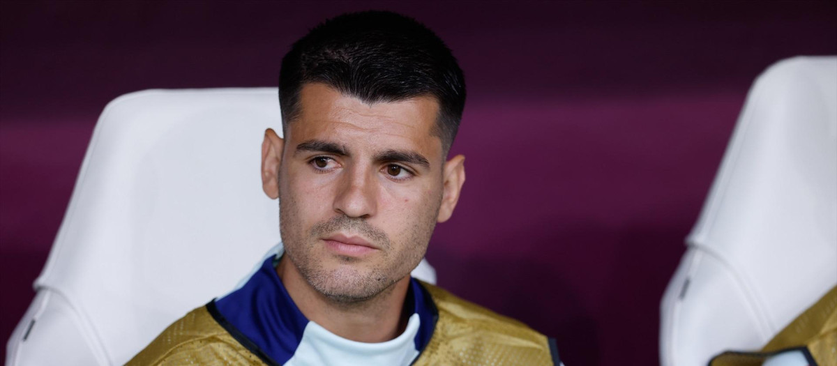 Álvaro Morata, en el banquillo durante un partido de España