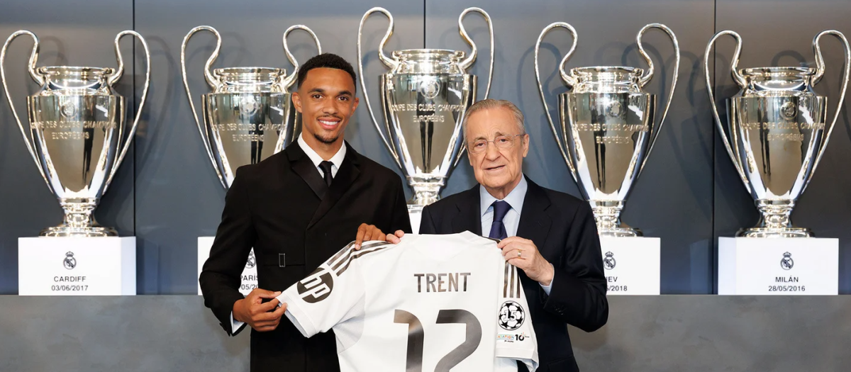 Florentino Pérez y Alexander-Arnold, en la presentación del inglés como jugador del Real Madrid