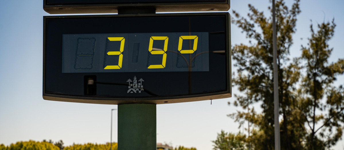 Foto de archivo de un termómetro marcando temperaturas cerca de los 40º en agosto de 2024